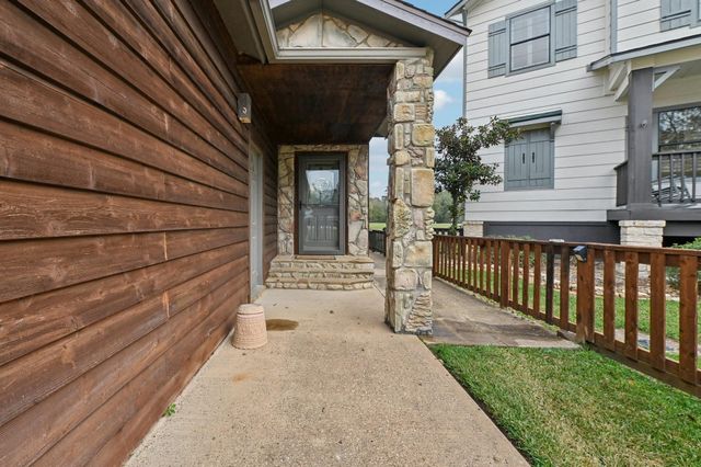 8 Hunters Creek Drive, Huntsville, TX 77340