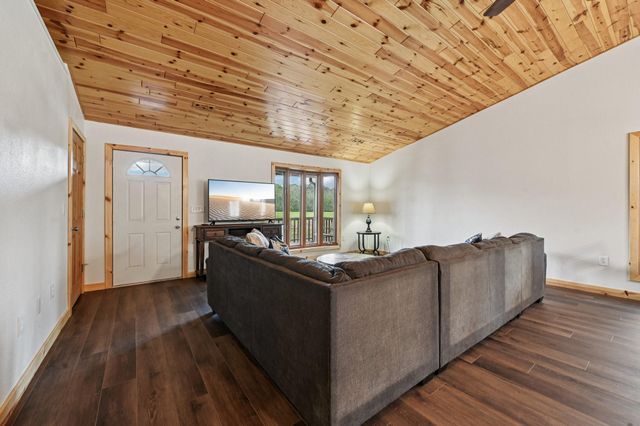 8 Hunters Creek Drive, Huntsville, TX 77340