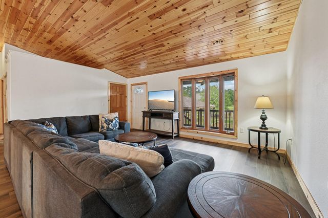 8 Hunters Creek Drive, Huntsville, TX 77340