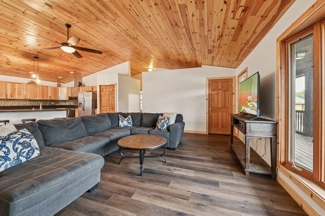 8 Hunters Creek Drive, Huntsville, TX 77340