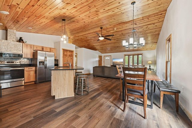 8 Hunters Creek Drive, Huntsville, TX 77340