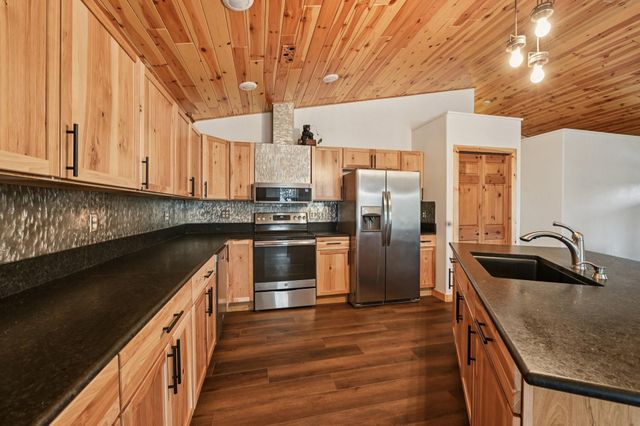 8 Hunters Creek Drive, Huntsville, TX 77340