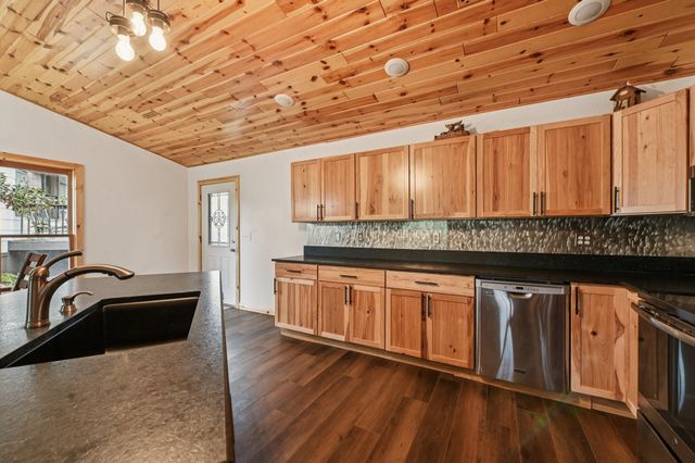 8 Hunters Creek Drive, Huntsville, TX 77340