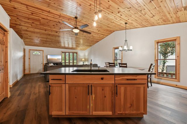 8 Hunters Creek Drive, Huntsville, TX 77340