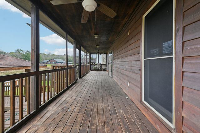 8 Hunters Creek Drive, Huntsville, TX 77340