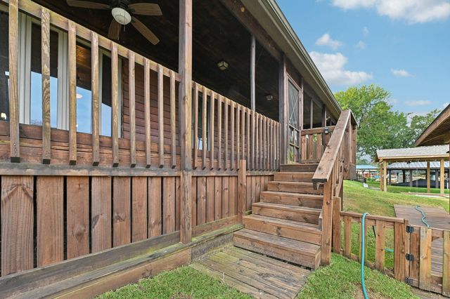 8 Hunters Creek Drive, Huntsville, TX 77340