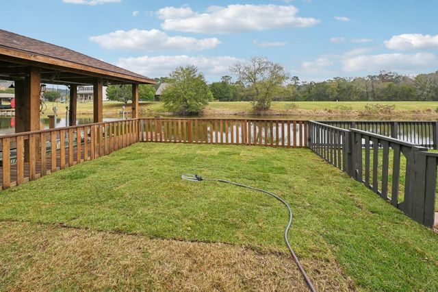 8 Hunters Creek Drive, Huntsville, TX 77340