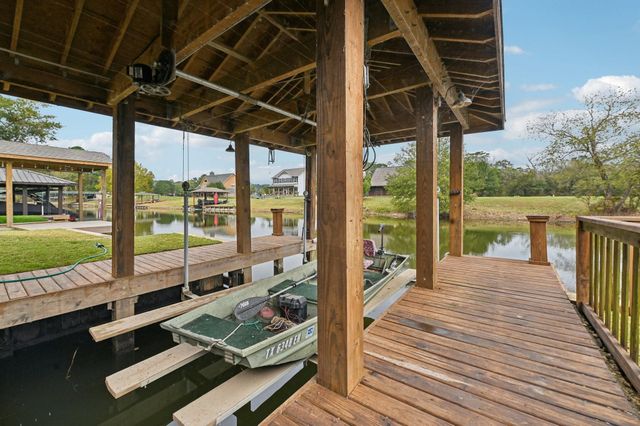 8 Hunters Creek Drive, Huntsville, TX 77340