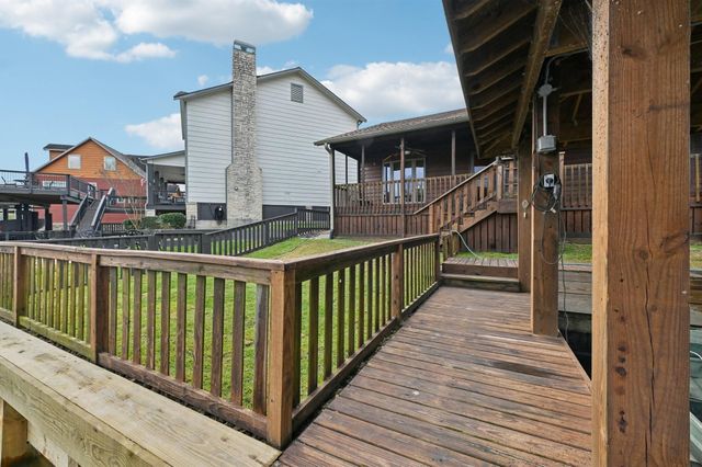 8 Hunters Creek Drive, Huntsville, TX 77340