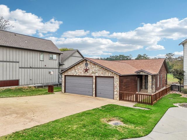 8 Hunters Creek Drive, Huntsville, TX 77340