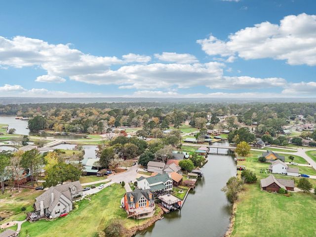 8 Hunters Creek Drive, Huntsville, TX 77340