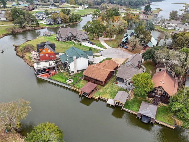 8 Hunters Creek Drive, Huntsville, TX 77340