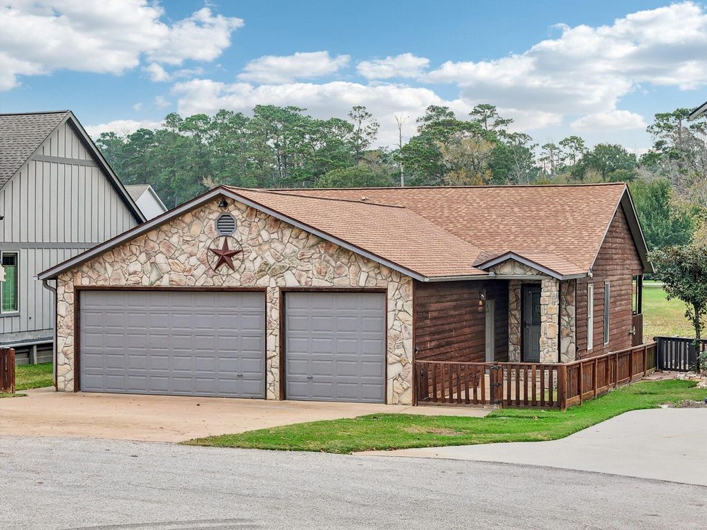 8 Hunters Creek Drive, Huntsville, TX 77340