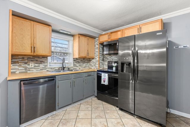 19 New Ludlow Rd, Granby, MA 01033