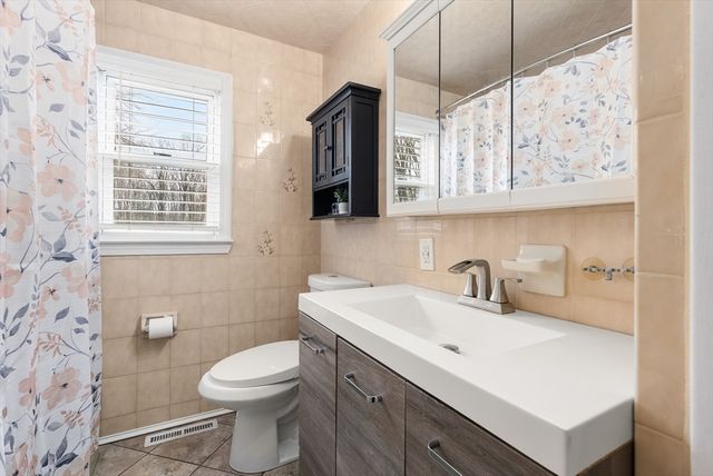 19 New Ludlow Rd, Granby, MA 01033