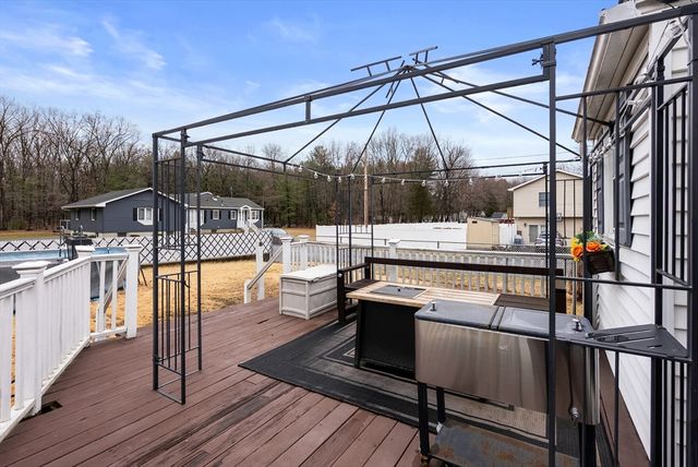 19 New Ludlow Rd, Granby, MA 01033