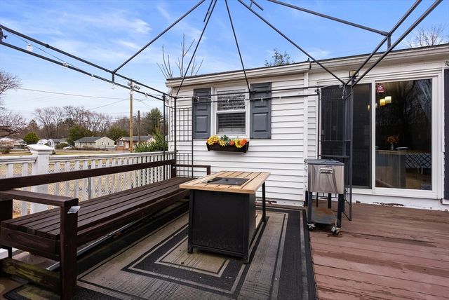 19 New Ludlow Rd, Granby, MA 01033