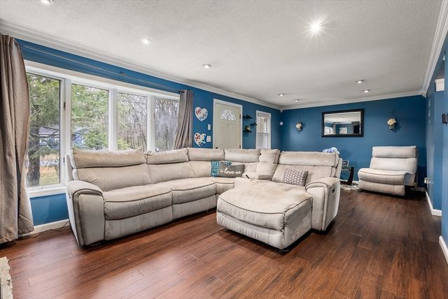 19 New Ludlow Rd, Granby, MA 01033