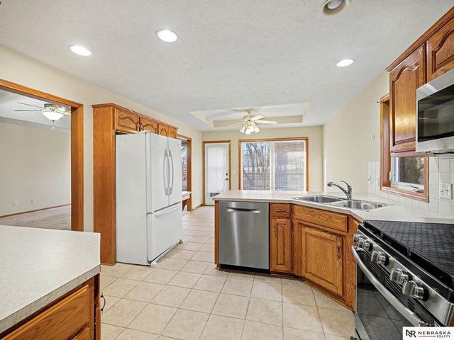 4915 Fountain Drive, Papillion, NE 68133