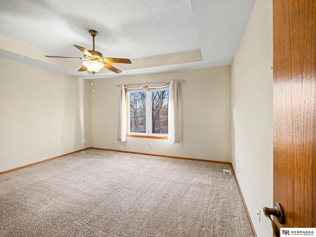 4915 Fountain Drive, Papillion, NE 68133