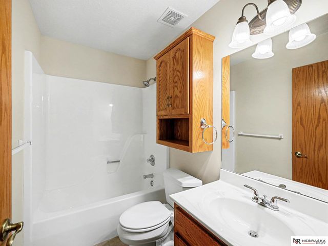 4915 Fountain Drive, Papillion, NE 68133