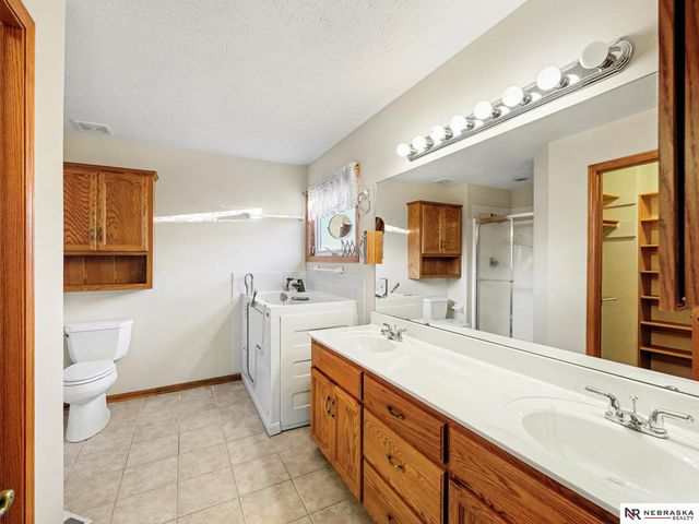 4915 Fountain Drive, Papillion, NE 68133