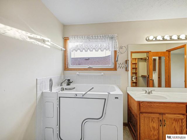 4915 Fountain Drive, Papillion, NE 68133