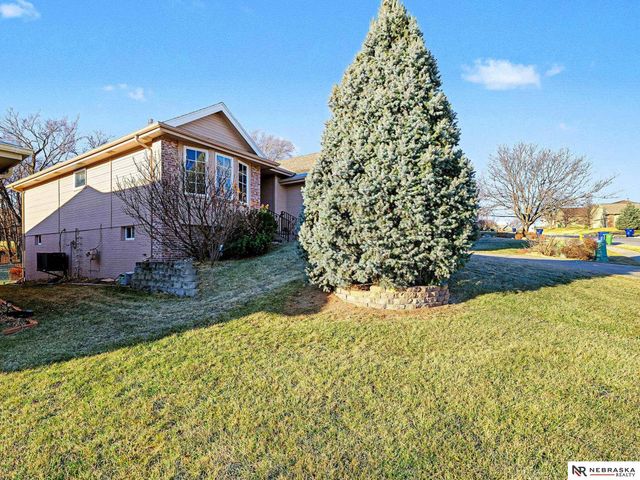 4915 Fountain Drive, Papillion, NE 68133