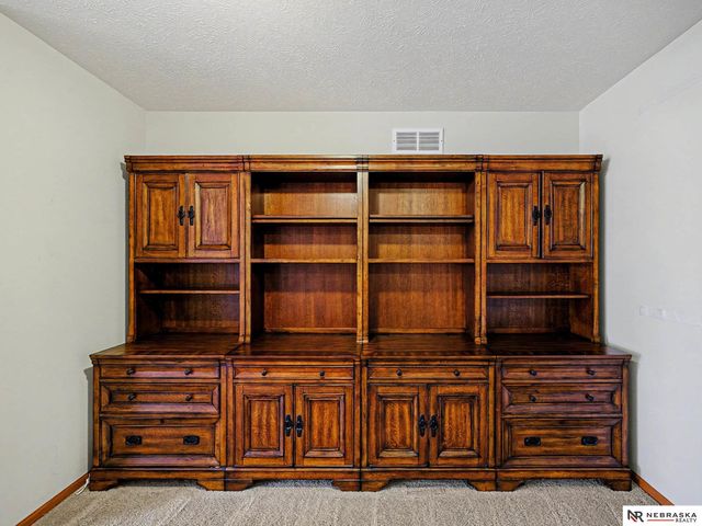 4915 Fountain Drive, Papillion, NE 68133