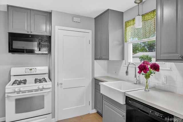 581 Flowerdale Street, Ferndale, MI 48220
