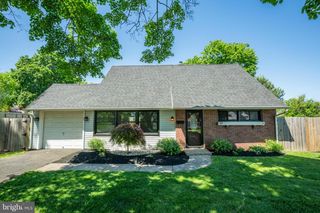 17 CLOISTER RD, Levittown, PA 19057