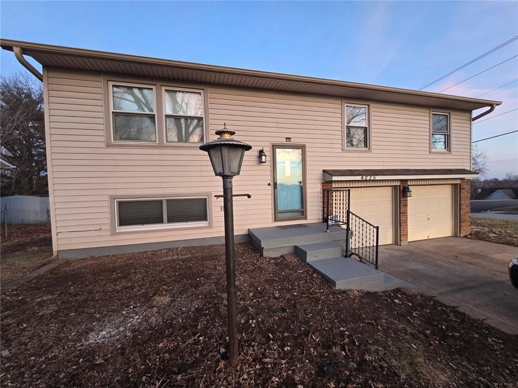 4225 S Milton Drive, Independence, MO 64055