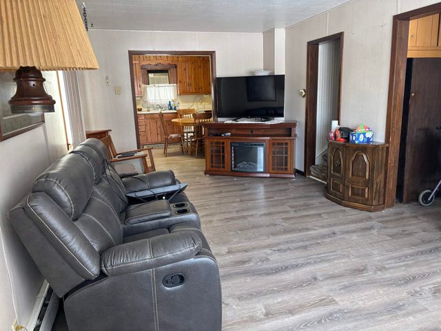 403 1st St SE, Mohall, ND 58761