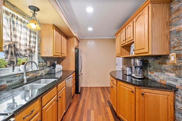 853 Vermont Ave, Mt Lebanon, PA 15234