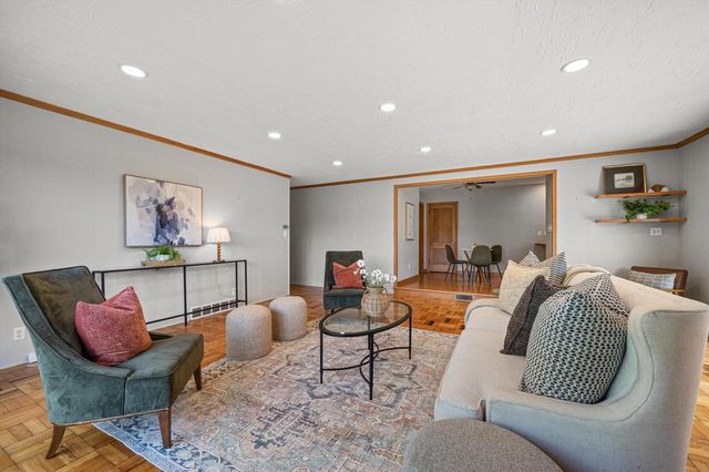 9091 N Pelham PARKWAY, Bayside, WI 53217