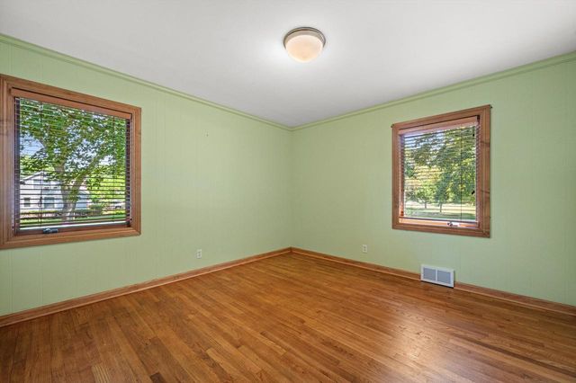 9091 N Pelham PARKWAY, Bayside, WI 53217