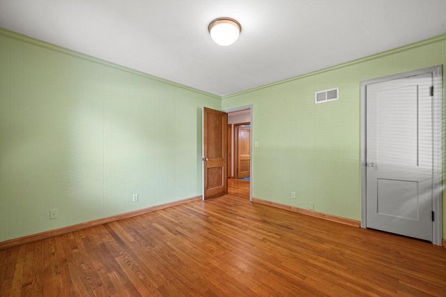 9091 N Pelham PARKWAY, Bayside, WI 53217