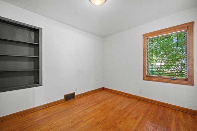 9091 N Pelham PARKWAY, Bayside, WI 53217