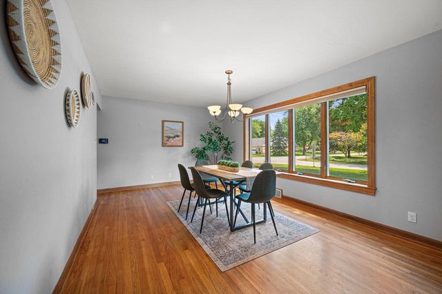 9091 N Pelham PARKWAY, Bayside, WI 53217