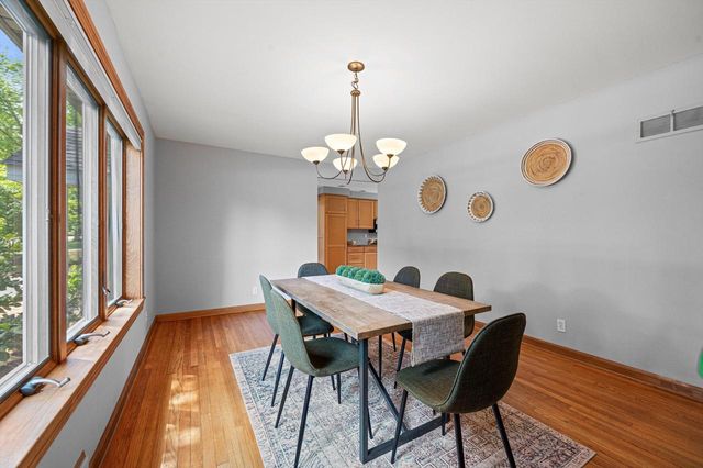 9091 N Pelham PARKWAY, Bayside, WI 53217