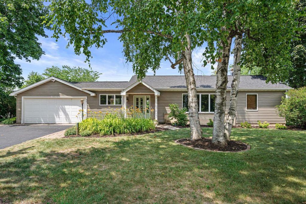 9091 N Pelham PARKWAY, Bayside, WI 53217