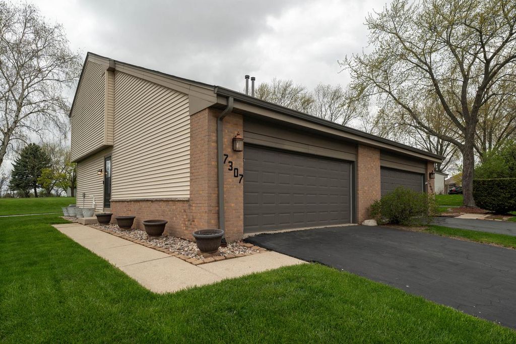 7307 S Delaine DRIVE, Oak Creek, WI 53154
