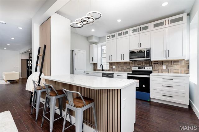 6212 Virginia Avenue, St Louis, MO 63111