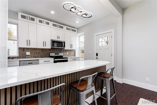 6212 Virginia Avenue, St Louis, MO 63111