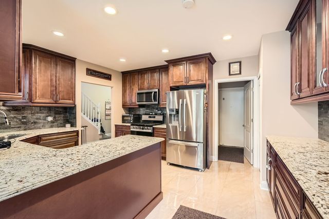11000 Deblin Lane, Oak Lawn, IL 60453