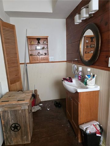 939 Benavides St, Robstown, TX 78380