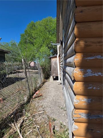 939 Benavides St, Robstown, TX 78380