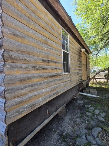 939 Benavides St, Robstown, TX 78380