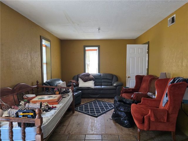 939 Benavides St, Robstown, TX 78380