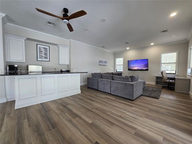 2620 S University Dr 109, Davie, FL 33328